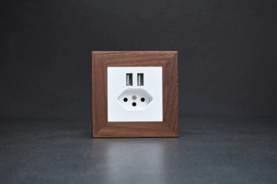 WH50820300H - Frontplatte kallysto f.Steckdose 2×USB &amp; T13 weiss