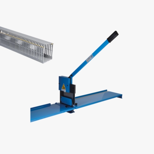 Outils de coupe pour les goulottes de câblage Image de la catégorie